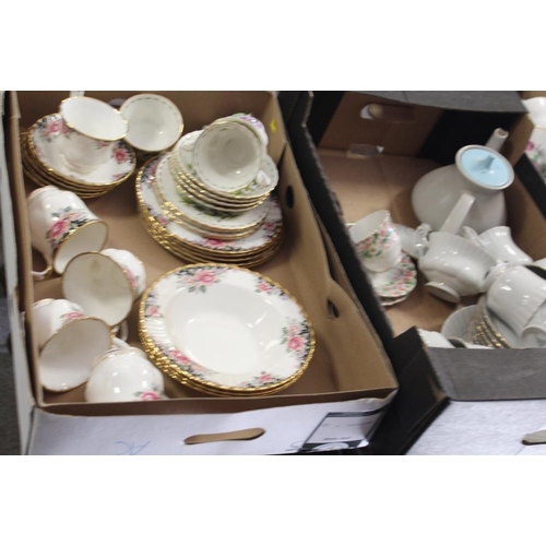 136 - TWO TRAYS OF CERAMICS TO INCLUDE FOUR ROYAL ALBERT FLOWER OF THE MONTH CUPS AND SAUCERS - JAN, FEB, ... 