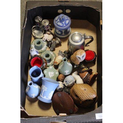 152 - A TRAY OF ASSORTED CERAMICS ETC TO INCLUDE WEDGWOOD JASPERWARE, OWL FIGURES ETC