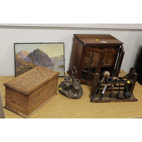 177 - A GLAZED OAK SMOKERS CABINET, NOVELTY PIPE RACK IN THE FORM OF A FILED GATE PLUS A TREEN LIDDED BOX ... 