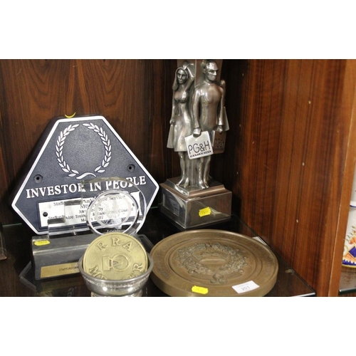 201 - A VINTAGE CAST METAL RETAILER AWARD TOGETHER WITH VARIOUS OTHER AWARDS / PLAQUES AND METALWARE ETC