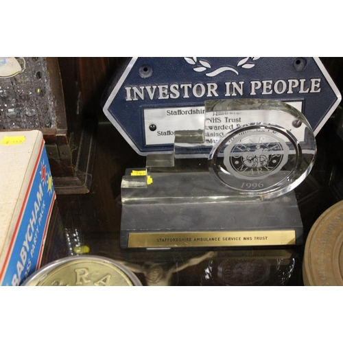 201 - A VINTAGE CAST METAL RETAILER AWARD TOGETHER WITH VARIOUS OTHER AWARDS / PLAQUES AND METALWARE ETC