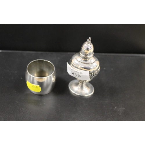 219 - A HALLMARKED SILVER PEPPERETTE TOGETHER WITH A HALLMARKED SILVER NAPKIN RING (2)