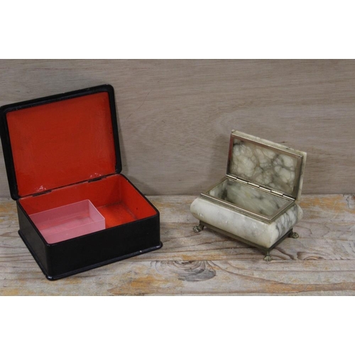 249 - A GILT METAL MOUNTED JEWELLERY CASKET TOGETHER WITH A LACQUER WARE JEWELLERY BOX ((2)