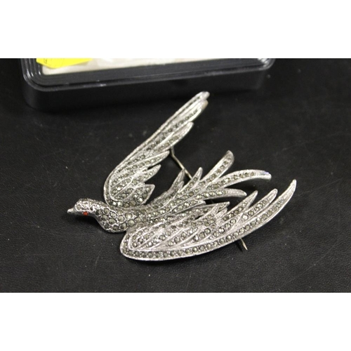 256 - AN UNUSUAL LARGE WHITE METAL MARCASITE SET BROOCH IN THE FORM OF A BIRD IN FLIGHT