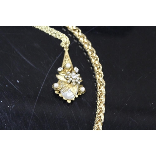 264 - A COLLECTION OF YELLOW METAL MODERN JEWELLERY TO INCLUDE TWO PENDANT NECKLACES,  ETC