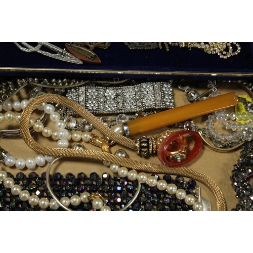 270 - A COLLECTION OF ASSORTED ,MODERN AND VINTAGE COSTUME JEWELLERY TO INCLUDE AN ENAMEL CLOVER BROOCH, H... 