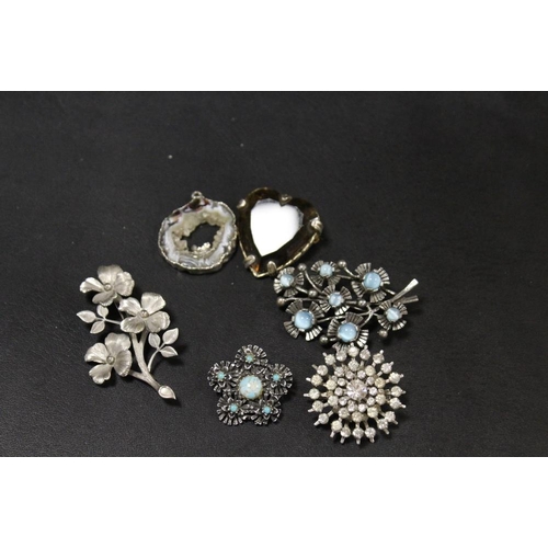 275 - A SELECTION OF VINTAGE COSTUME BROOCHES, TO INCLUDE A HALLMARKED SILVER FLORAL SPRAY EXAMPLE TOGETHE... 