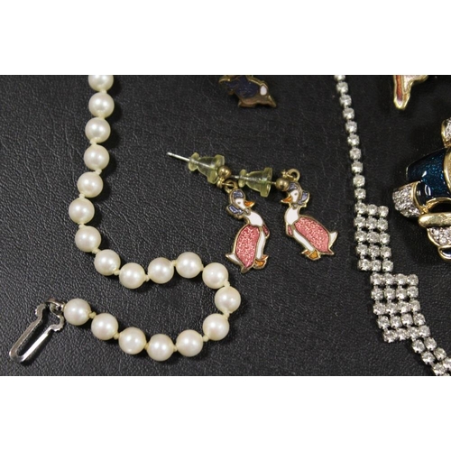 279 - A COLLECTION OF ASSORTED VINTAGE COSTUME JEWELLERY TO INCLUDE A SELECTION OF BEATRIX POTTER ENAMEL B... 