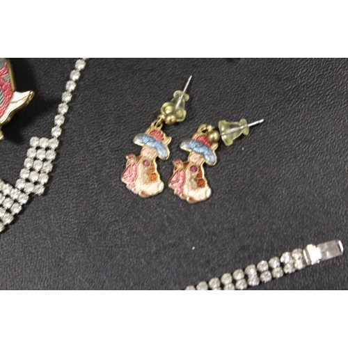 279 - A COLLECTION OF ASSORTED VINTAGE COSTUME JEWELLERY TO INCLUDE A SELECTION OF BEATRIX POTTER ENAMEL B... 