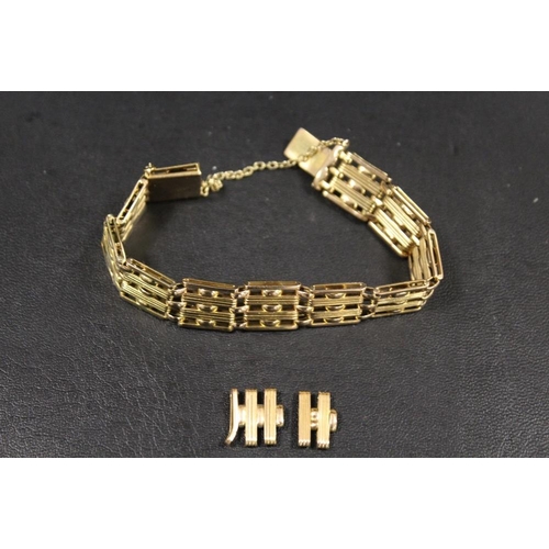 302 - AN UNUSUAL STYLE GATE BRACELET WITH SAFETY CHAIN STAMPED 15CT - TOGETHER WITH SPARE LINK PARTS APPRO... 