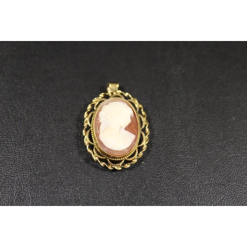 305 - A HALLMARKED 9CT GOLD CAMEO BROOCH - APPROX WEIGHT 3.7 G