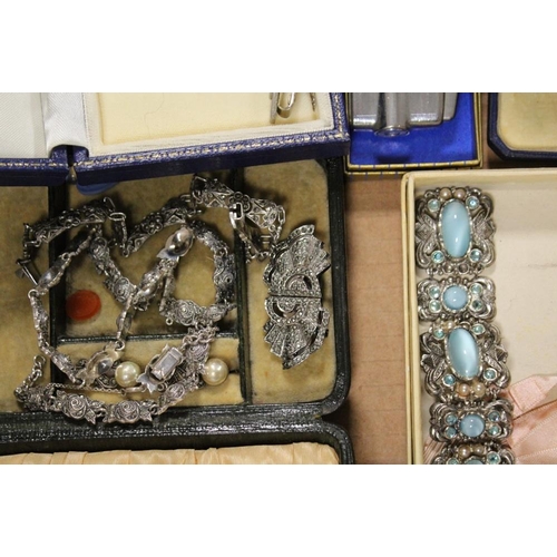 325 - A TRAY OF ASSORTED VINTAGE COSTUME JEWELLERY ETC TO INCLUDE A COLLECTION OF MARCASITE SET JEWELLERY,... 