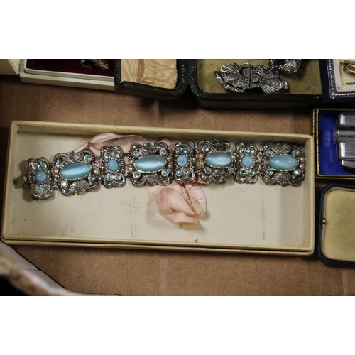 325 - A TRAY OF ASSORTED VINTAGE COSTUME JEWELLERY ETC TO INCLUDE A COLLECTION OF MARCASITE SET JEWELLERY,... 