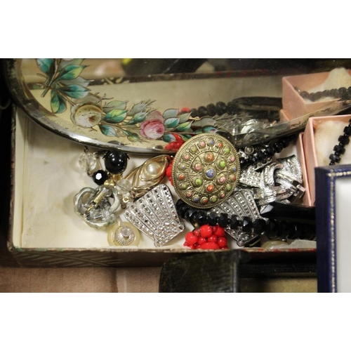 325 - A TRAY OF ASSORTED VINTAGE COSTUME JEWELLERY ETC TO INCLUDE A COLLECTION OF MARCASITE SET JEWELLERY,... 