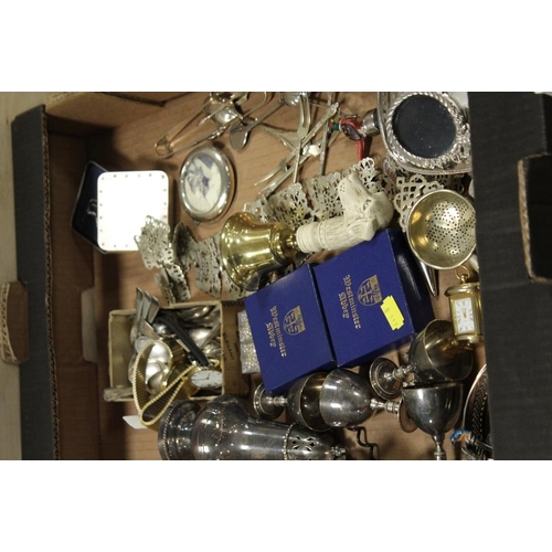 326 - A TRAY OF ASSORTED METALWARE AND COLLECTABLES TO INC VINTAGE WATCHES, AN ORNATE FILIGREE BELT, HAND ... 