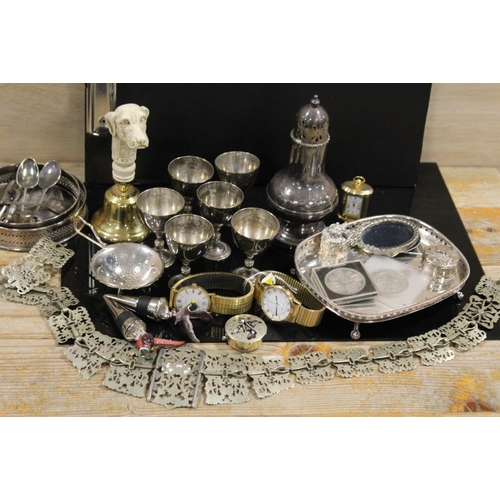 326 - A TRAY OF ASSORTED METALWARE AND COLLECTABLES TO INC VINTAGE WATCHES, AN ORNATE FILIGREE BELT, HAND ... 