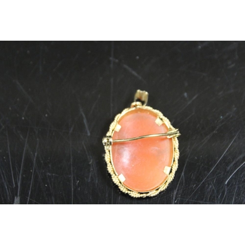 328 - A HALLMARKED 9CT GOLD CAMEO PENDANT / BROOCH