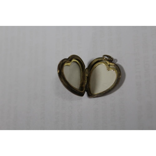 349 - A VINTAGE 9CT GOLD BACK AND FRONT LOCKET