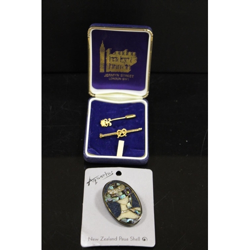 353 - A GOLD PLATED STAFFORDSHIRE KNOT BROOCH TOGETHER WITH A STICK PIN AND A NEW ZEALAND PAUA SHELL BROOC... 