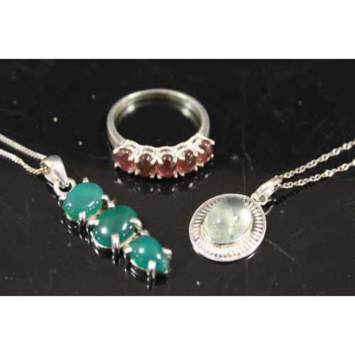 372 - A SELECTION OF VINTAGE SILVER JEWELLERY TO INCLUDE GEMSTONE RING, JADE STYLE NECKLACE AND ANOTHER NE... 