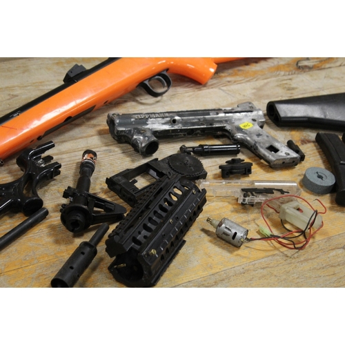 375 - A ORANGE AIRSOFT BB RIFLE TOGETHER WITH AN ASSORTMENT OF AIR AND BB GUN PARTS