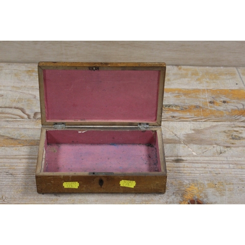 411 - A LATE 18TH / EARLY 19TH CENTURY LEAD LINED BOX WITH PAINTED OVAL CARTOUCHE TO LID