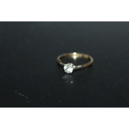 278 - AN 18CT GOLD DIAMOND SOLITAIRE RING, the diamond being of an estimated quarter carat, approx weight ... 