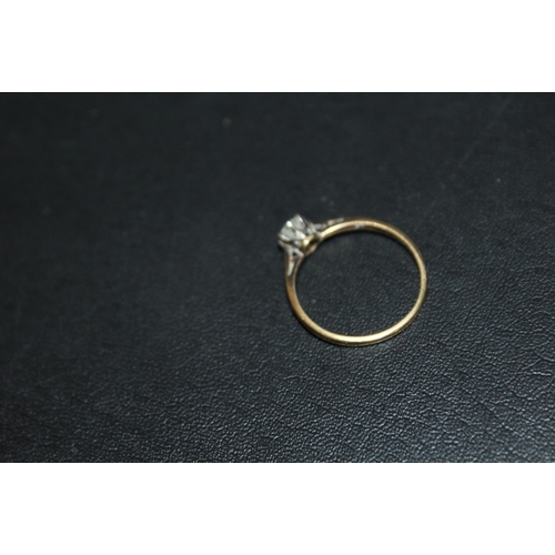 278 - AN 18CT GOLD DIAMOND SOLITAIRE RING, the diamond being of an estimated quarter carat, approx weight ... 