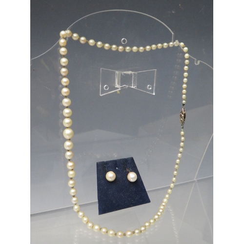 293 - A SINGLE STRAND HAND KNOTTED GRADUATED PEARL NECKLACE WITH 9CT WHITE GOLD CLASP, the clasp set with ... 