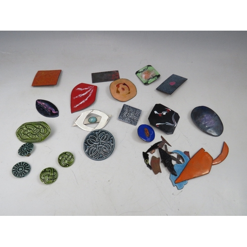 294 - A COLLECTION OF MID CENTURY RETRO BROOCHES ETC., to include copper and ceramic examples, plus a mode... 