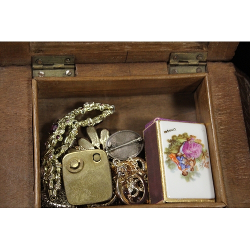 337 - A SMALL TRAY OF COSTUME JEWELLERY TO INCLUDE AN INDIAN STYLE JEWELLERY BOX, BANGLE ETC