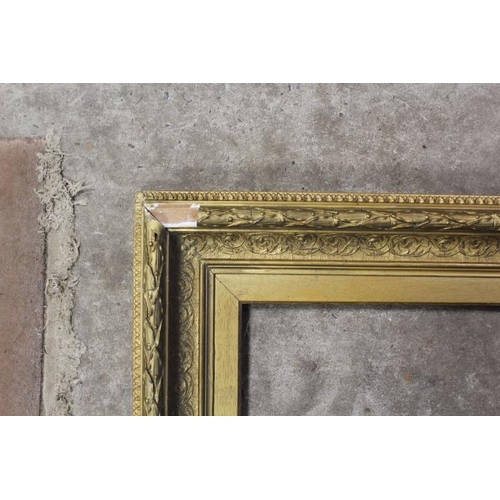 46 - A VINTAGE GILT FRAME - REBATE 75 X 62 CM