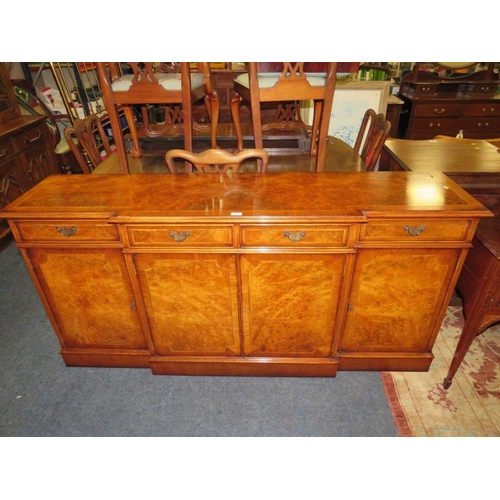 810 - A QUALITY REPRODUCTION WALNUT BREAKFRONT SIDEBOARD WITH CROSSBANDED DETAILS, H 87 CM, W 182 CM