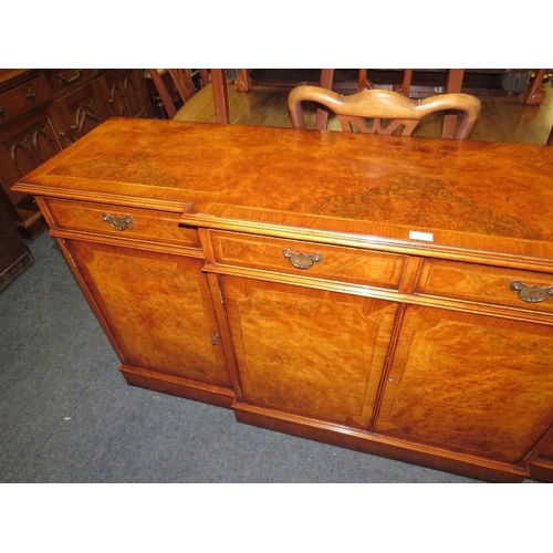 810 - A QUALITY REPRODUCTION WALNUT BREAKFRONT SIDEBOARD WITH CROSSBANDED DETAILS, H 87 CM, W 182 CM