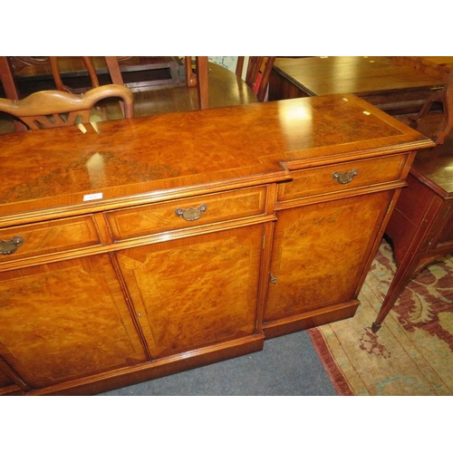 810 - A QUALITY REPRODUCTION WALNUT BREAKFRONT SIDEBOARD WITH CROSSBANDED DETAILS, H 87 CM, W 182 CM