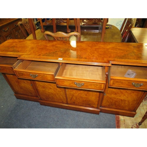 810 - A QUALITY REPRODUCTION WALNUT BREAKFRONT SIDEBOARD WITH CROSSBANDED DETAILS, H 87 CM, W 182 CM