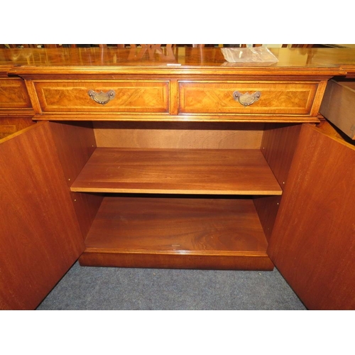 810 - A QUALITY REPRODUCTION WALNUT BREAKFRONT SIDEBOARD WITH CROSSBANDED DETAILS, H 87 CM, W 182 CM