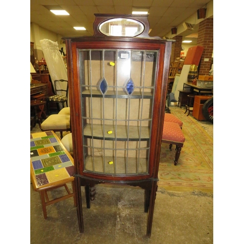 827 - A 19TH CENTURY MAHOGANY INLAID DISPLAY CABINET WITH LEADED AND STAINED GLASS