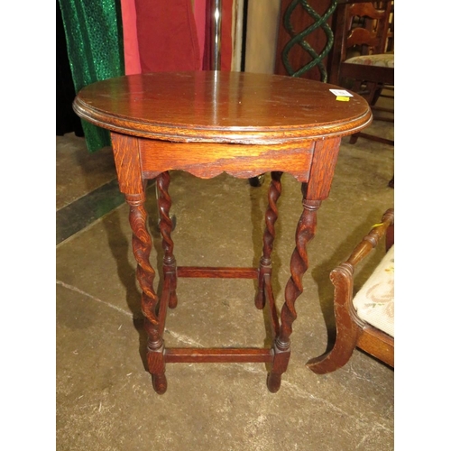 828 - A SMALL OAK BARLEYTWIST TABLE AND A LOW STOOL (2)