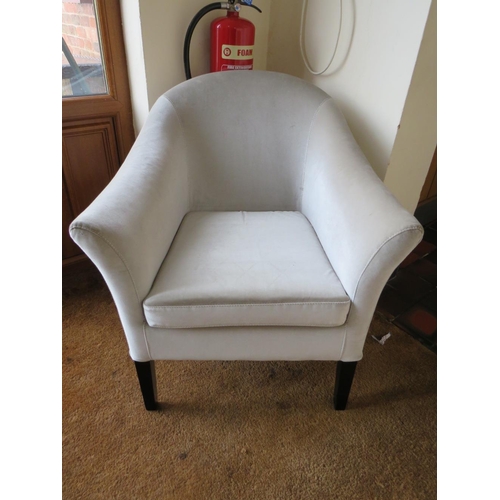 836 - A SINGLE UPHOLSTERED CLUB STYLE CHAIR