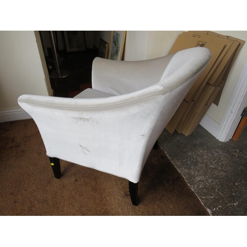 836 - A SINGLE UPHOLSTERED CLUB STYLE CHAIR