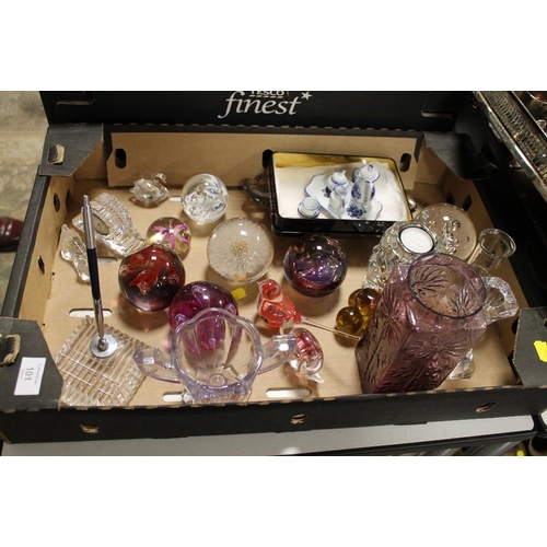 101 - A TRAY OF ASSORTED GLASS ETC TO INCLUDE CAITHNESS AND OTHER PAPERWEIGHTS, DARTINGTON AUBERGINE VASE,... 