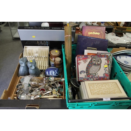 137 - TWO TRAYS OF ASSORTED COLLECTABLES ETC TO INCLUDE A PAIR OF POLISHED HARDSTONE OWL FIGURES, FLATWARE... 