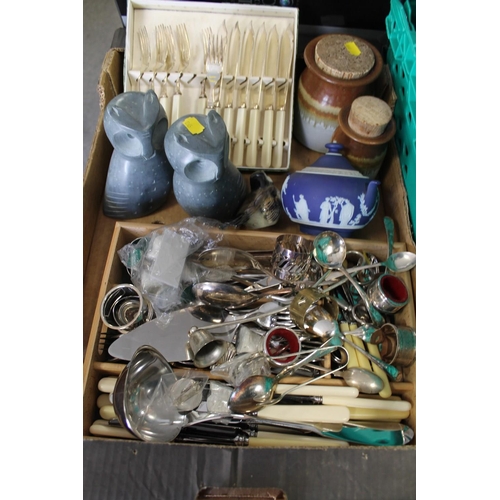 137 - TWO TRAYS OF ASSORTED COLLECTABLES ETC TO INCLUDE A PAIR OF POLISHED HARDSTONE OWL FIGURES, FLATWARE... 