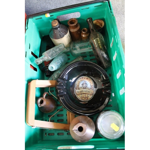 141 - A TRAY OF ASSORTED COLLECTABLES TO INCLUDE VINTAGE ADVERTISING BOTTLES, BOMBARDIER ASHTRAY ETC