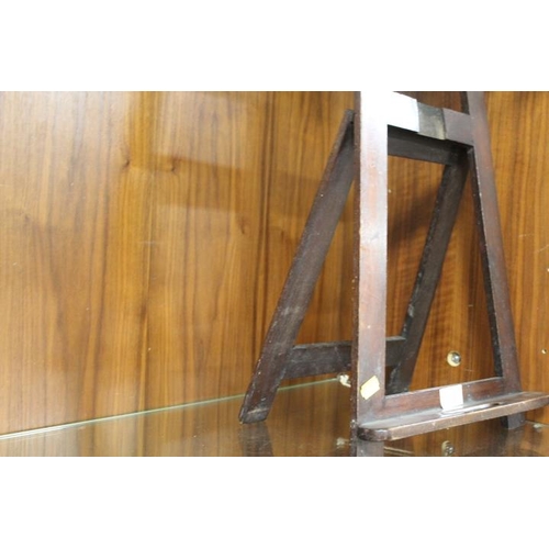 195 - A VINTAGE WOODEN TABLE EASEL