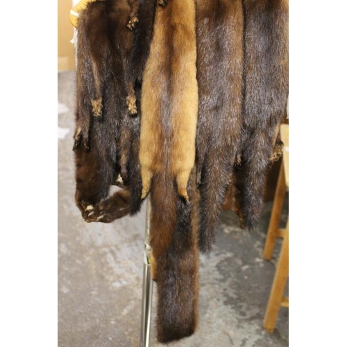 58 - A COLLECTION OF ASSORTED VINTAGE MINK FUR STOLES ETC