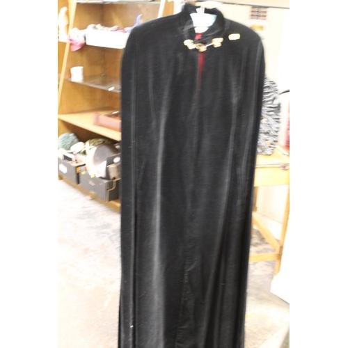 59 - A VINTAGE BLACK VELVET CAPE WITH CONTRASTING RED LINING, TOGETHER WITH A VINTAGE GREEN LUREX EVENING... 