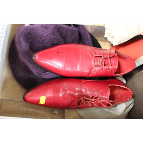 61 - A COLLECTION OF ASSORTED VINTAGE ACCESSORIES TO INCLUDE TWO KANGOL HATS, GENTS RED PATENT SHOES - SI... 