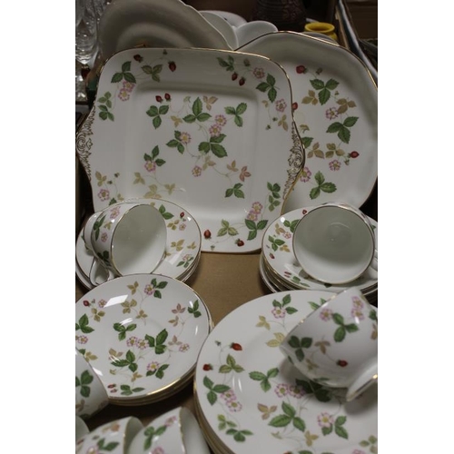 72 - TWO TRAYS OF WEDGWOOD WILD STRAWBERRY PATTERN TEA AND DINNERWARE TO INCLUDE A SELECTION OF COALPORT ... 